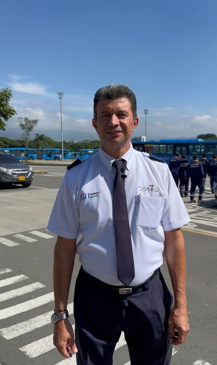 Hombre sonriendo, Operador de Vehículo