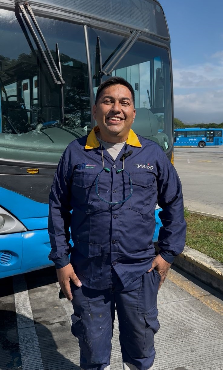 Hombre sonriendo, Técnico de Mantenimiento