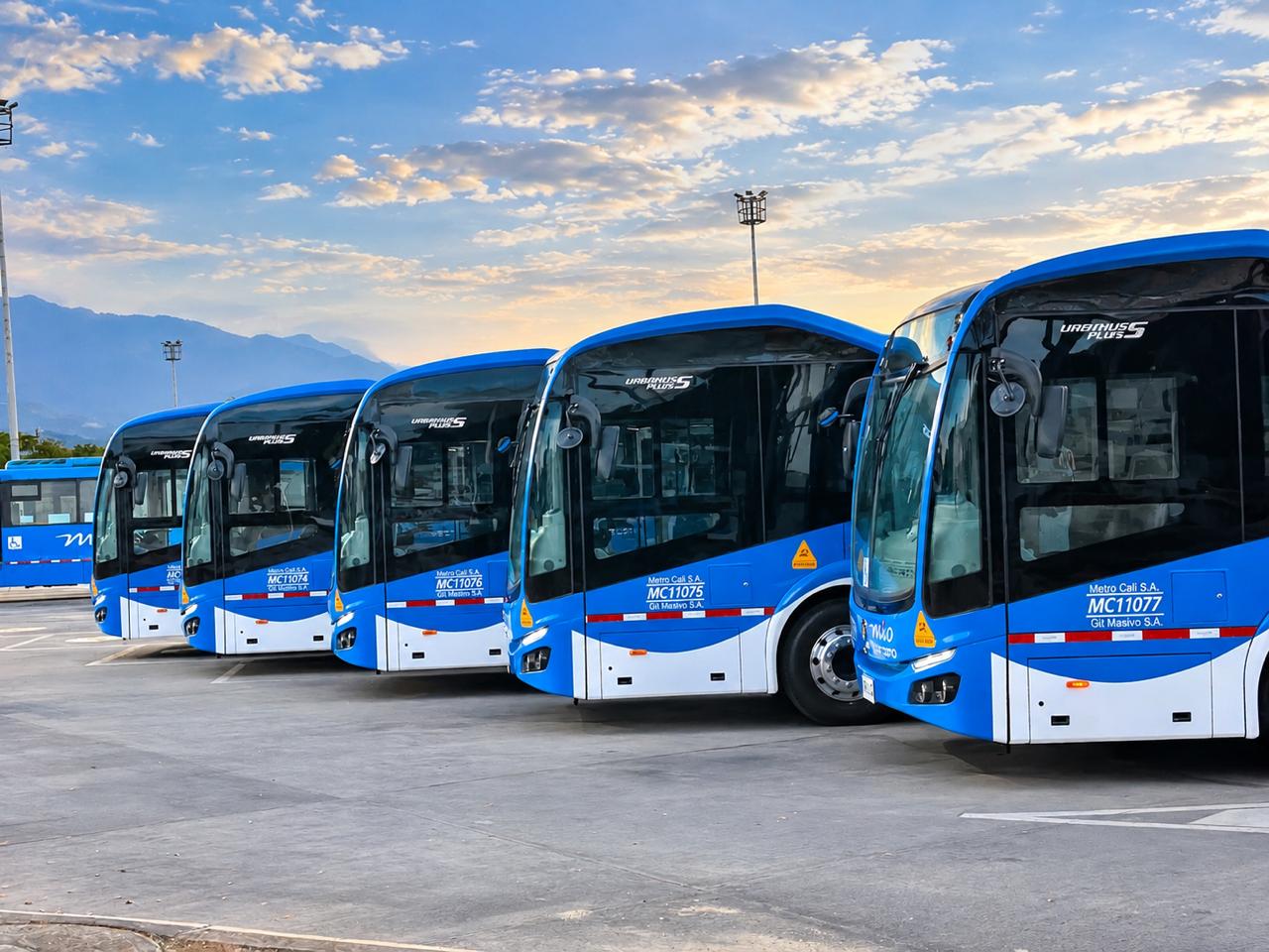Buses eléctricos de GIT Masivo alineados en el patio al atardecer
